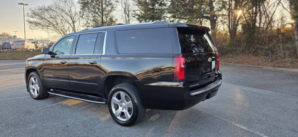 2020 Chevrolet Suburban Image 3