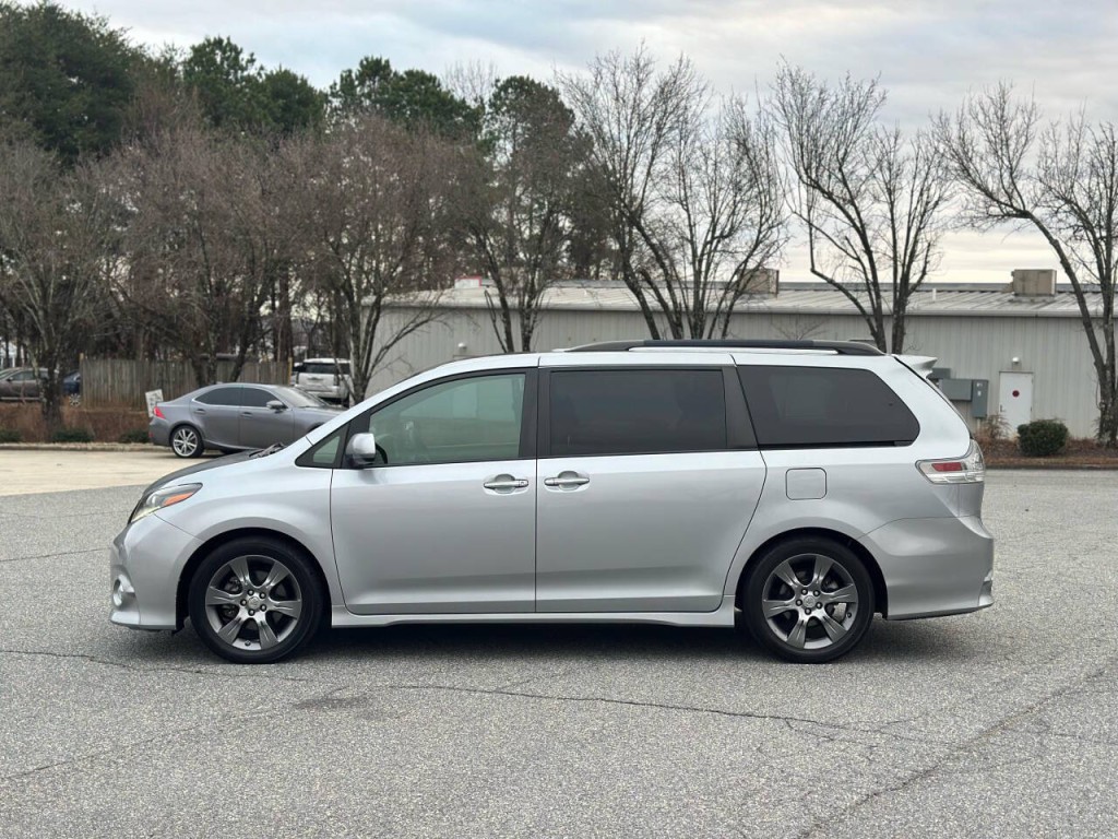 2015 Toyota Sienna Image 2