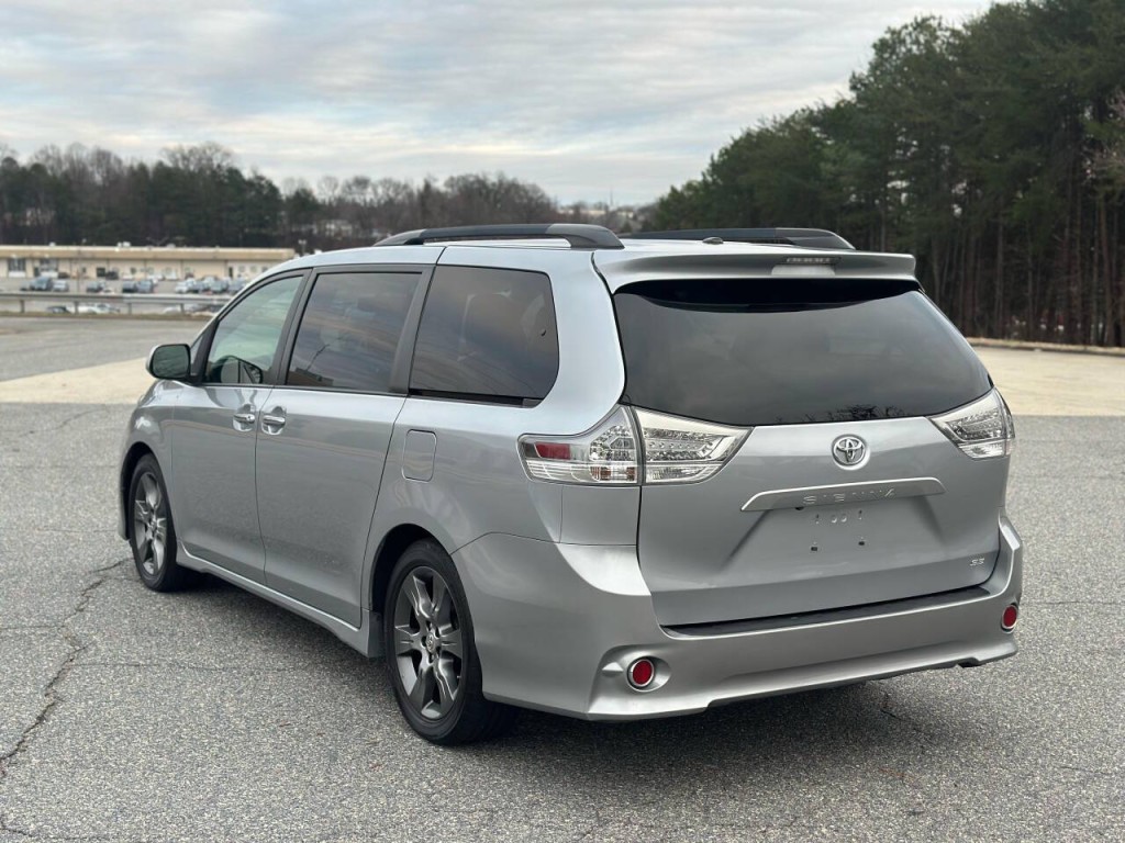 2015 Toyota Sienna Image 3