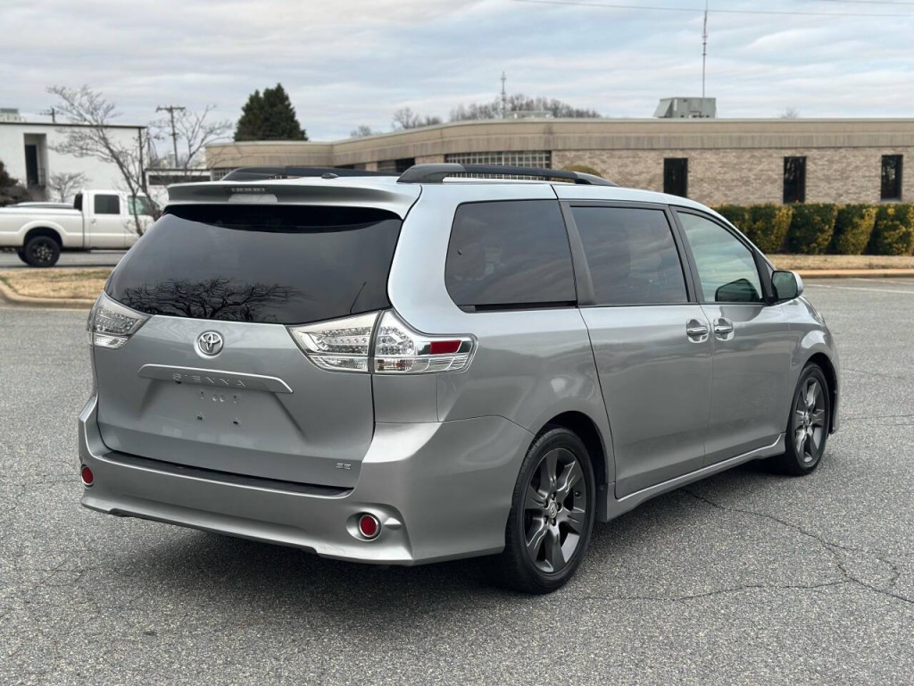 2015 Toyota Sienna Image 5