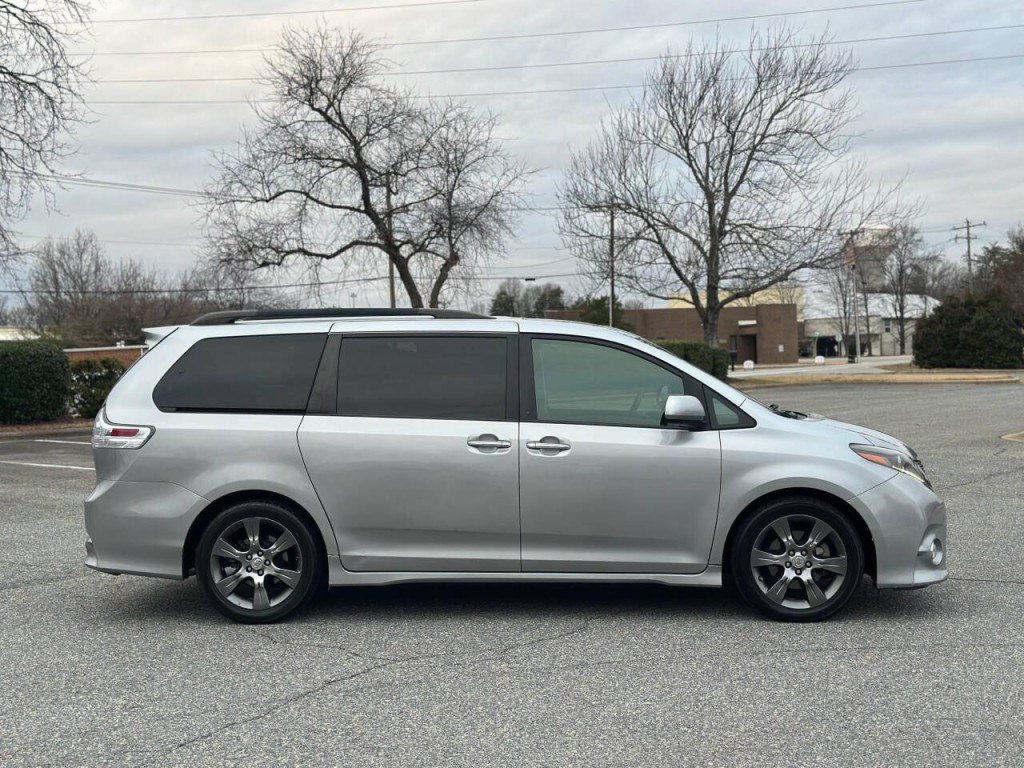 2015 Toyota Sienna Image 6