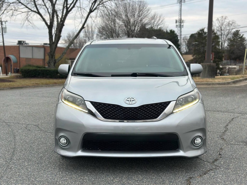 2015 Toyota Sienna Image 8