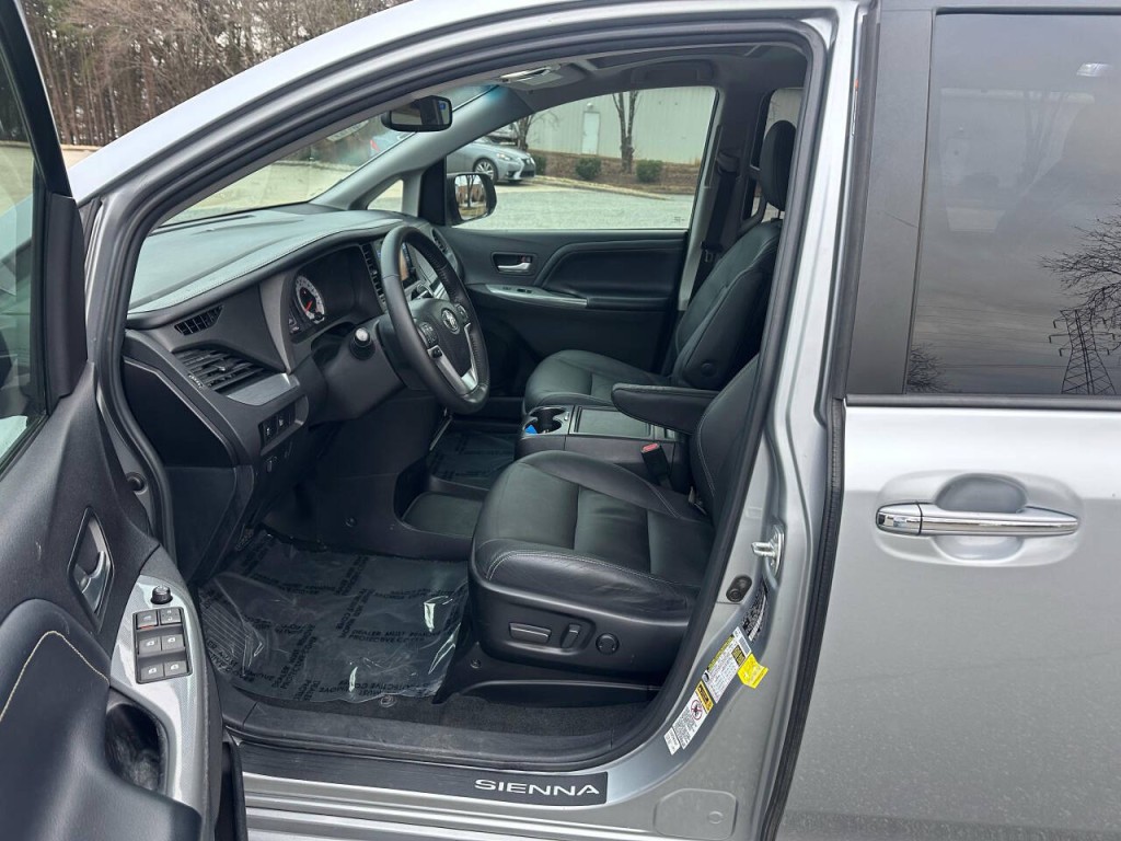 2015 Toyota Sienna Image 9