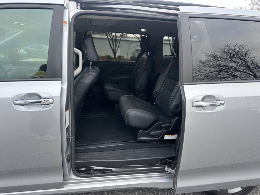 2015 Toyota Sienna Image 10