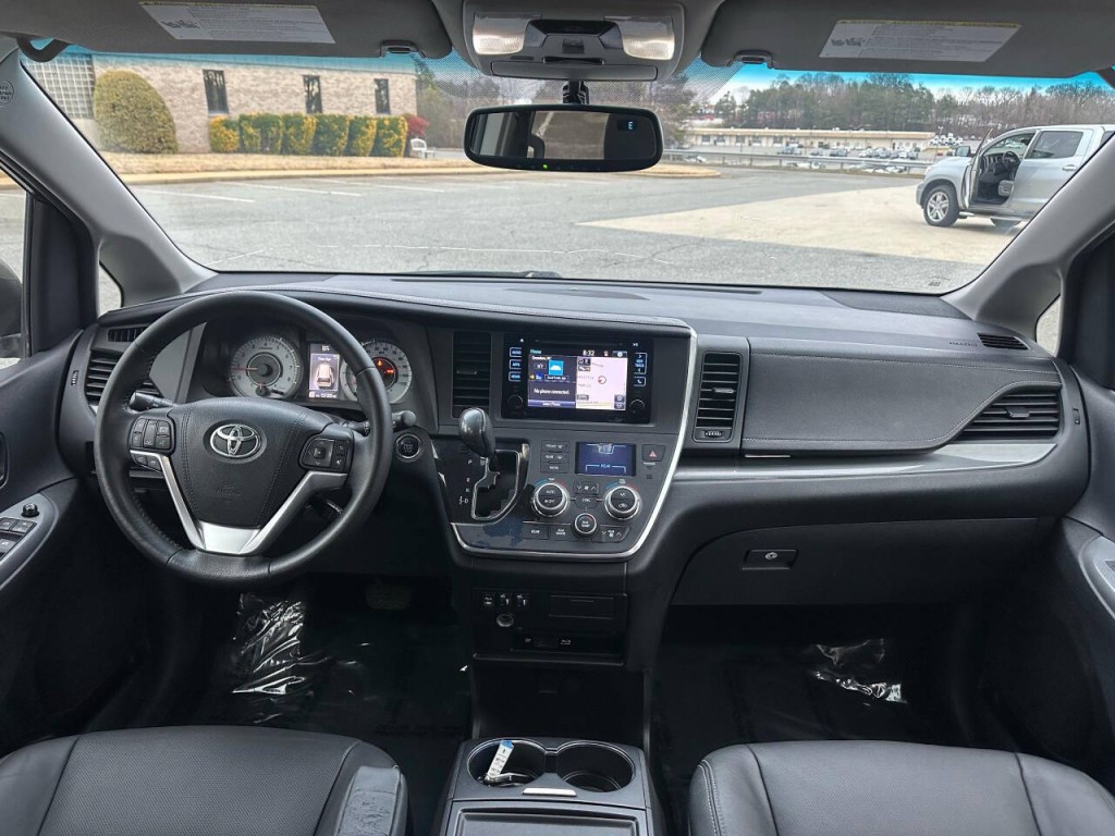 2015 Toyota Sienna Image 12
