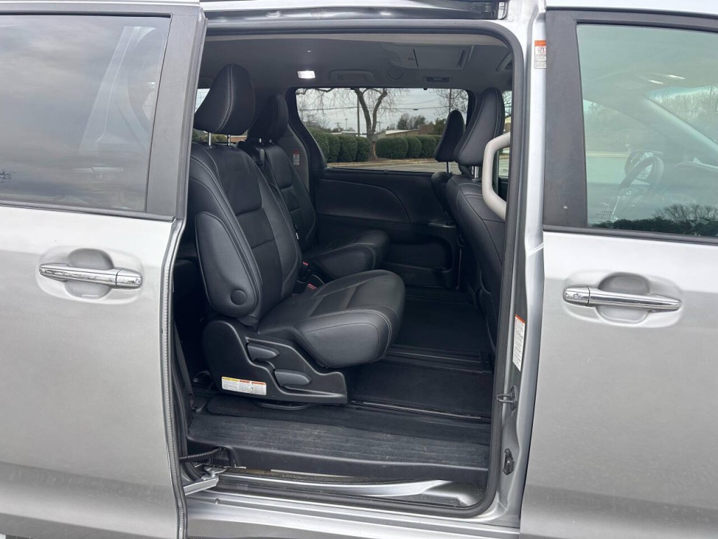 2015 Toyota Sienna Image 13