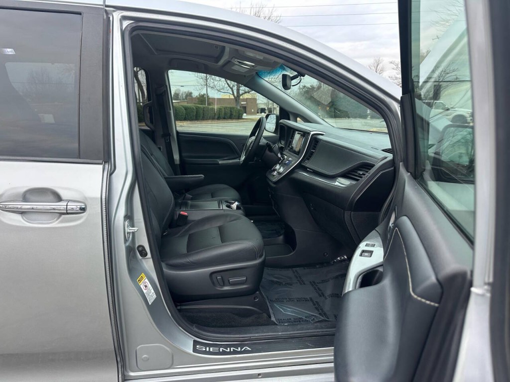 2015 Toyota Sienna Image 14