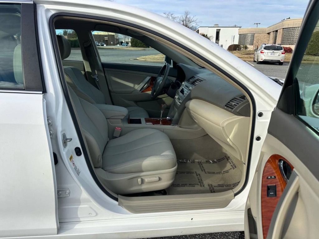 2010 Toyota Camry Image 12