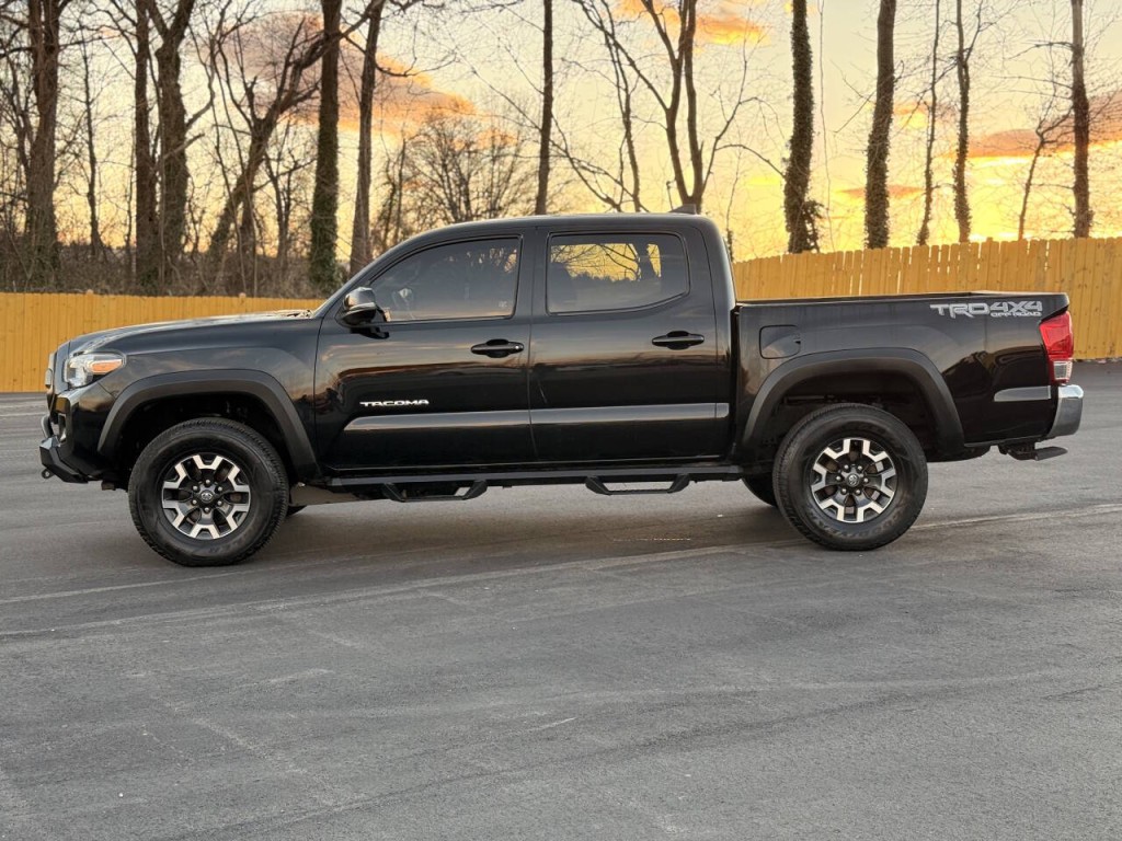 2016 Toyota Tacoma Image 2