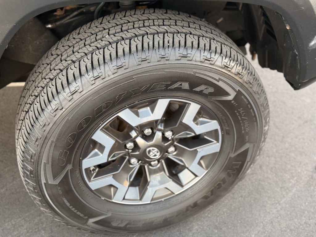 2016 Toyota Tacoma Image 16