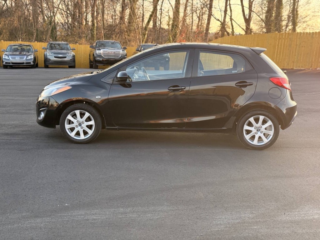 2013 Mazda Mazda2 Image 2