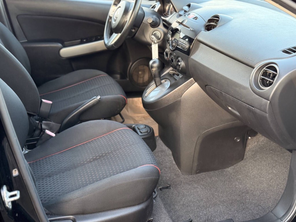 2013 Mazda Mazda2 Image 12