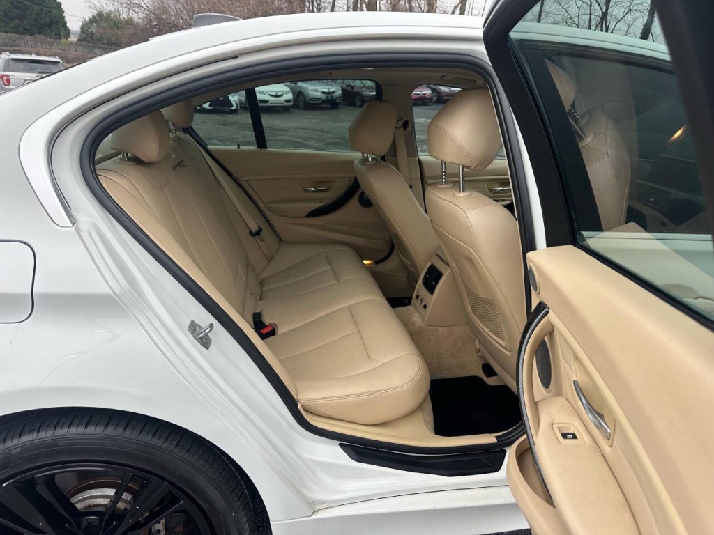 2015 BMW 3 Series Image 12