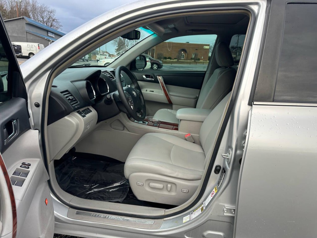2012 Toyota Highlander Image 8
