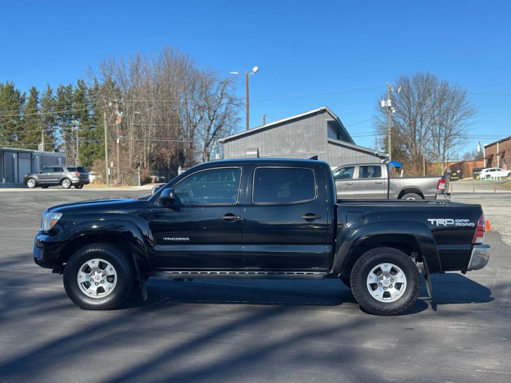 2015 Toyota Tacoma Image 2