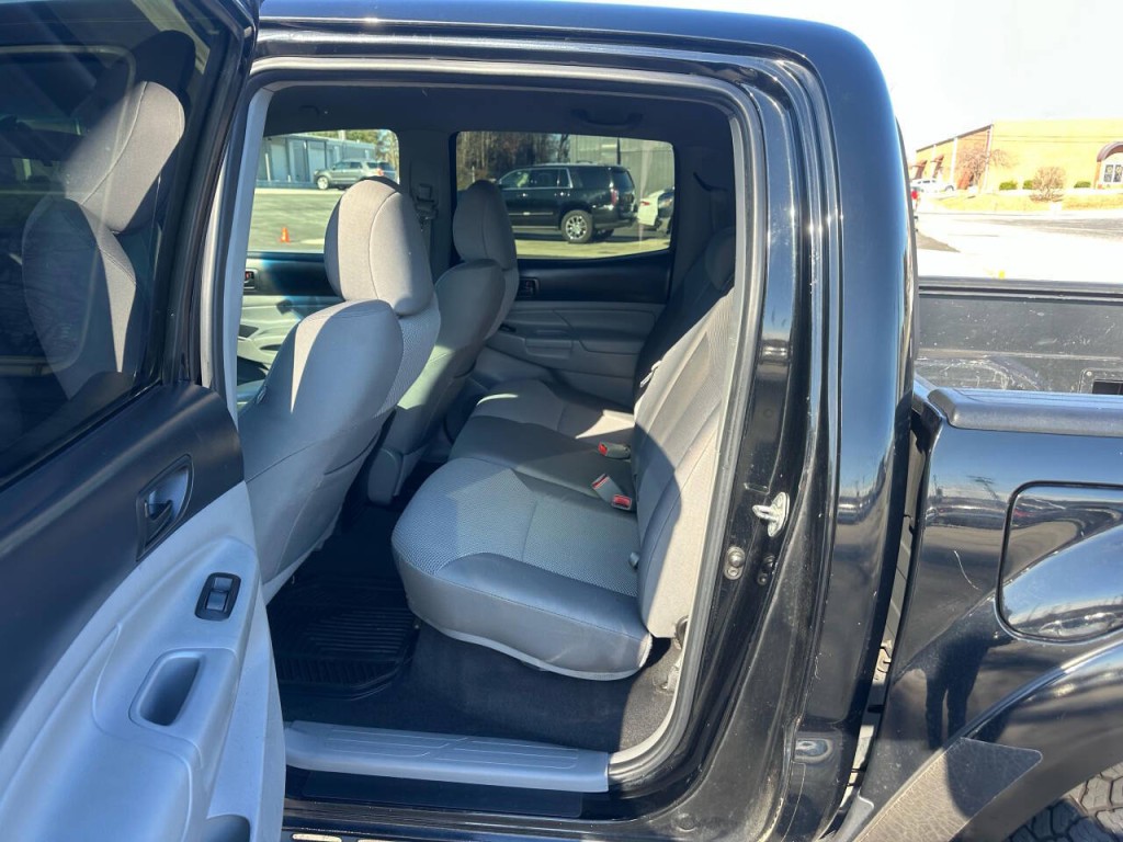 2015 Toyota Tacoma Image 9