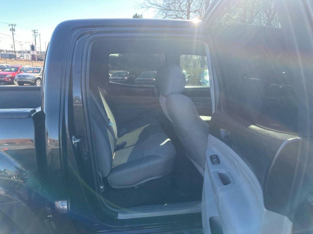 2015 Toyota Tacoma Image 10