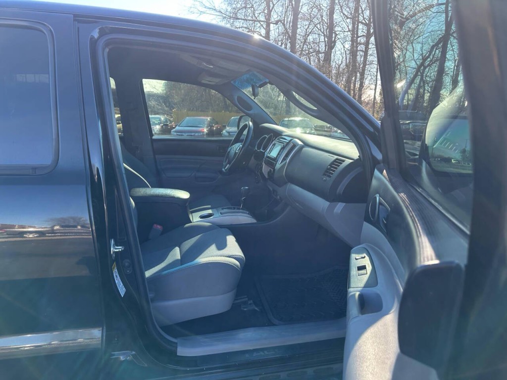 2015 Toyota Tacoma Image 12