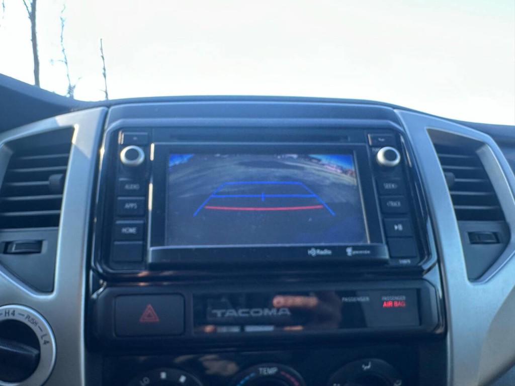 2015 Toyota Tacoma Image 14