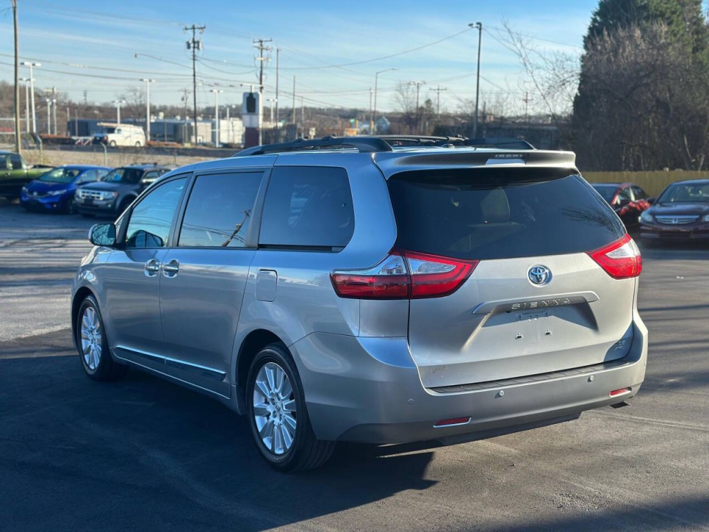 2015 Toyota Sienna Image 3