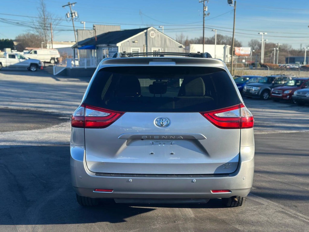 2015 Toyota Sienna Image 4