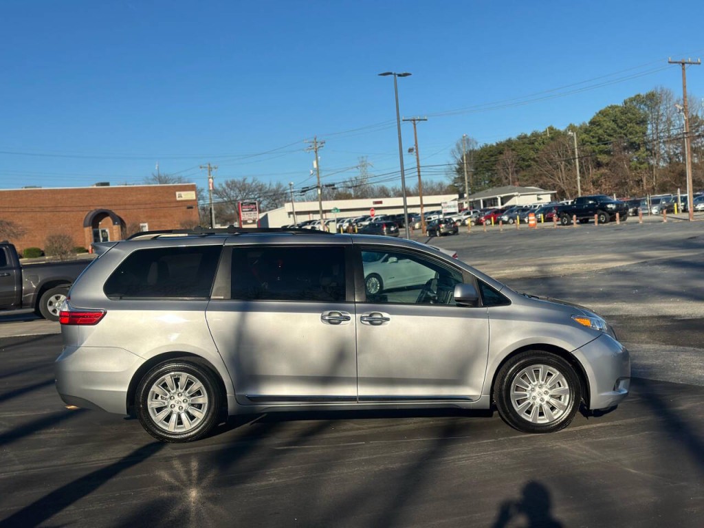 2015 Toyota Sienna Image 6