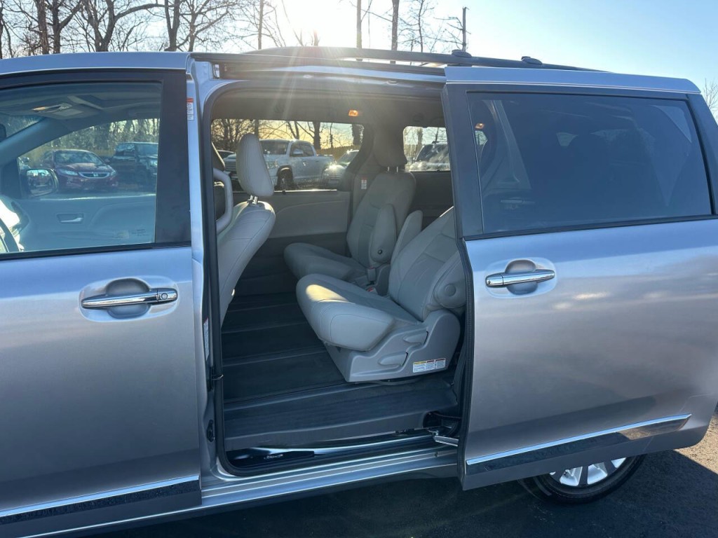 2015 Toyota Sienna Image 9