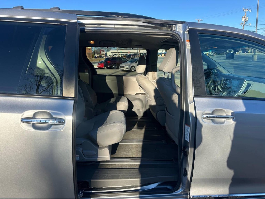 2015 Toyota Sienna Image 10
