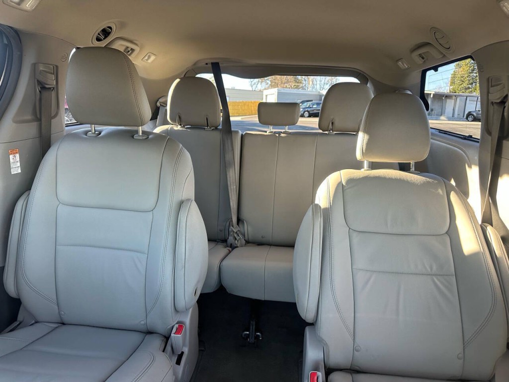 2015 Toyota Sienna Image 11