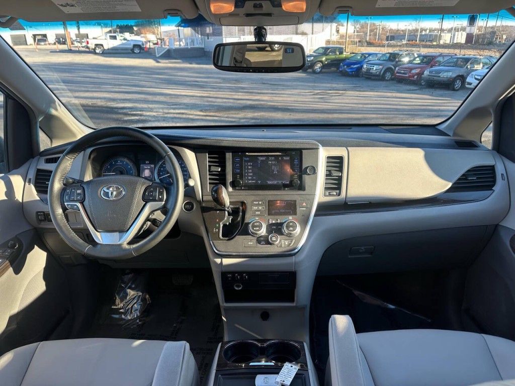 2015 Toyota Sienna Image 13