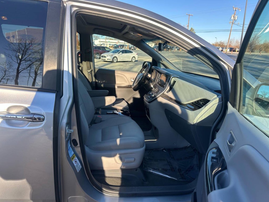 2015 Toyota Sienna Image 14