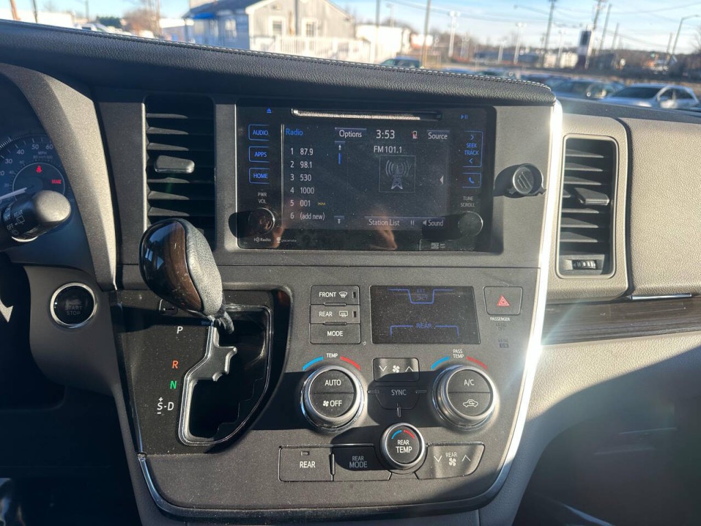 2015 Toyota Sienna Image 15