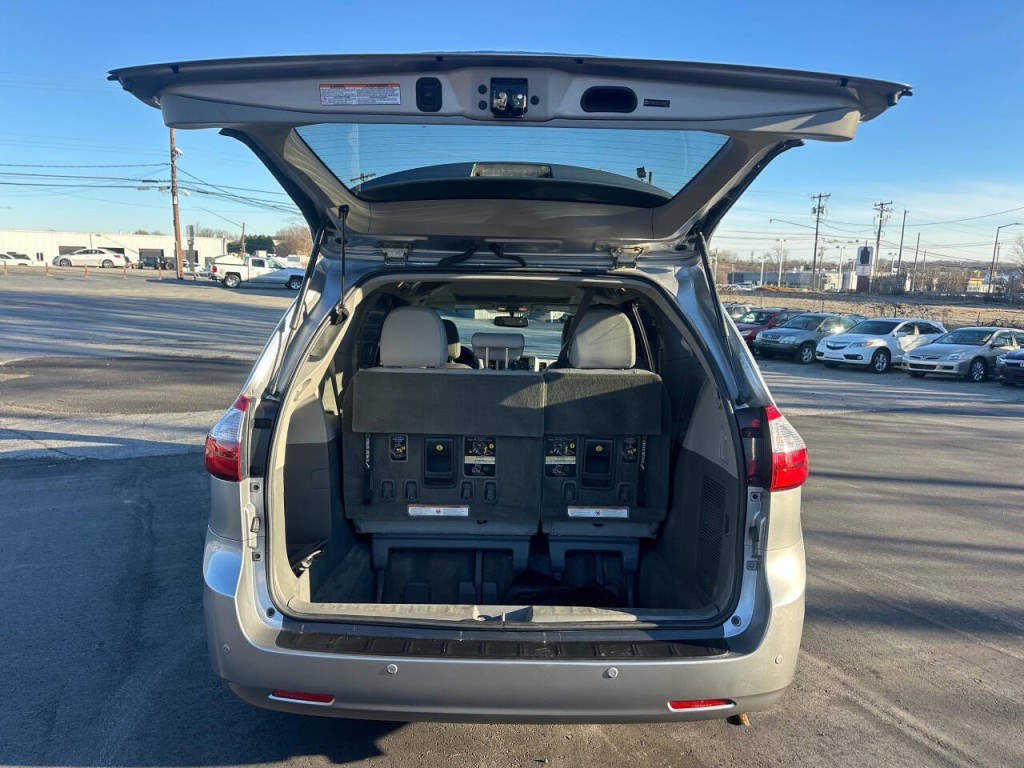 2015 Toyota Sienna Image 16