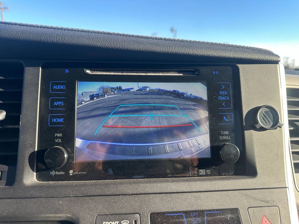 2015 Toyota Sienna Image 17