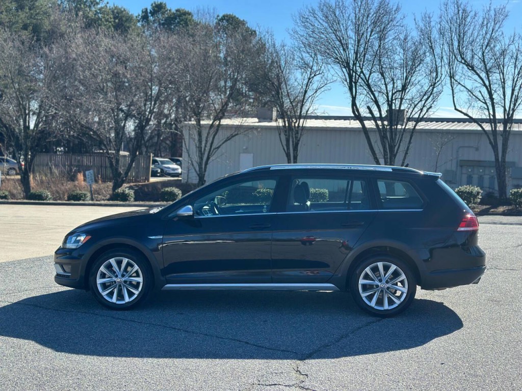 2018 Volkswagen Golf Image 2