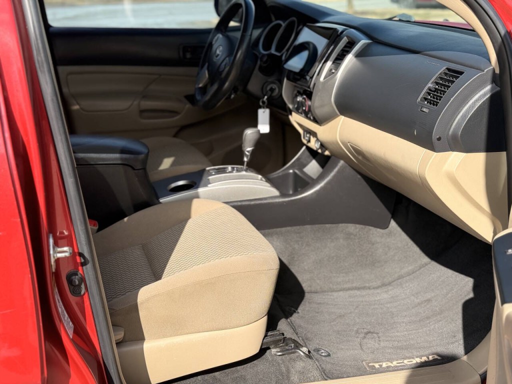 2015 Toyota Tacoma Image 12