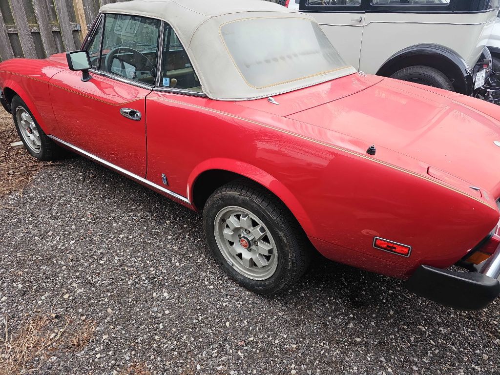 1982 FIAT 124 Spider Image 2