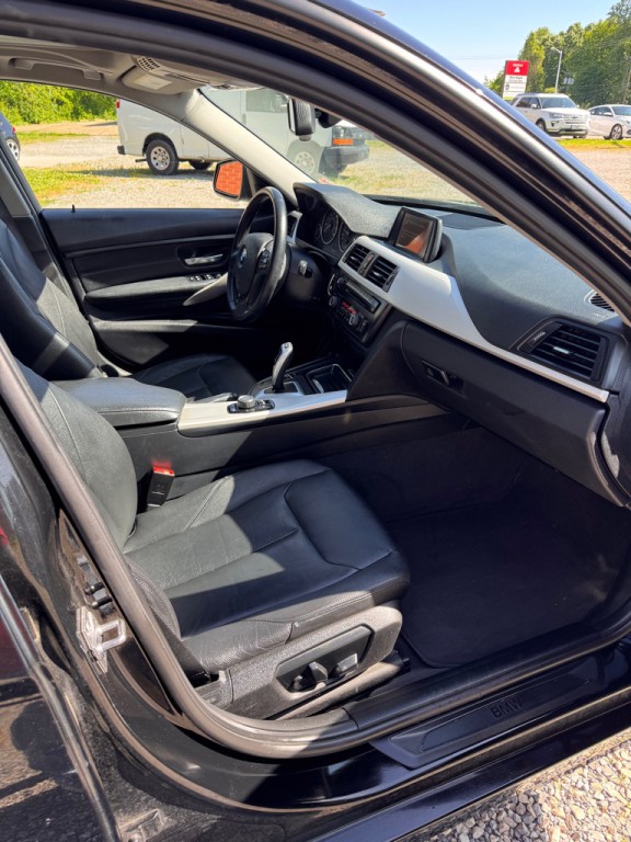 2013 BMW 3 Series Image 8