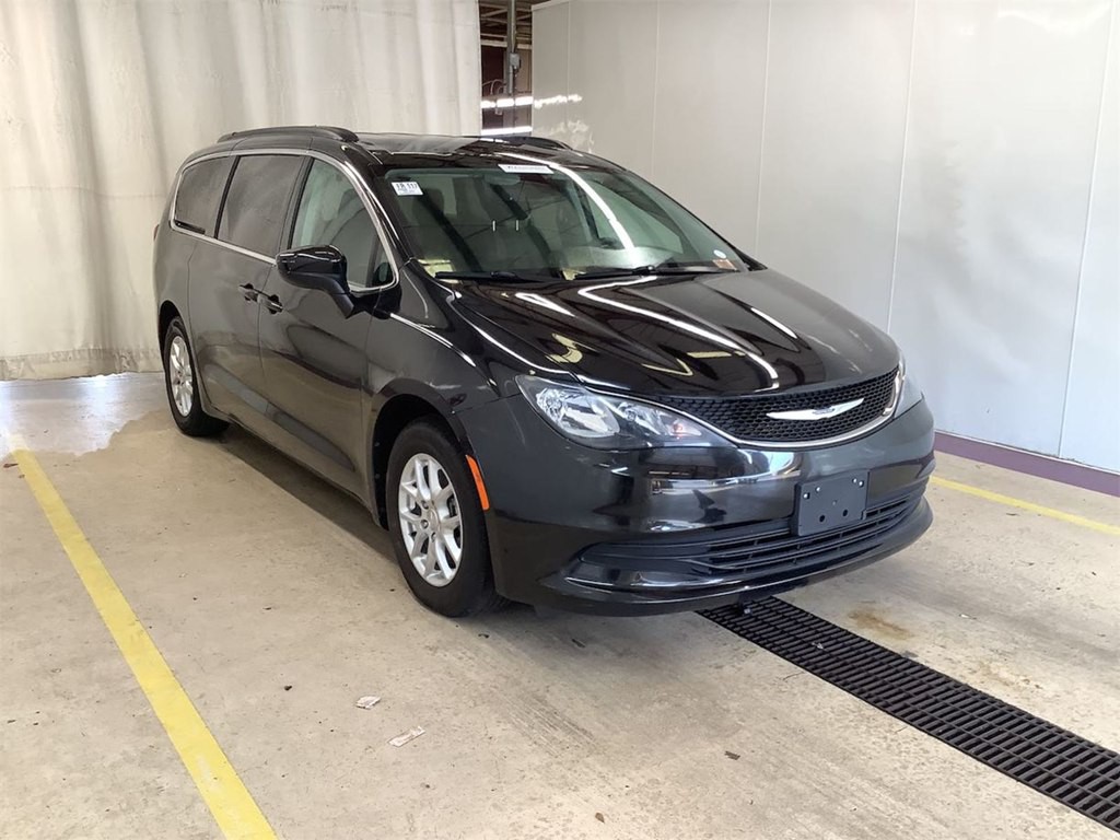 2020 Chrysler Voyager Image 2