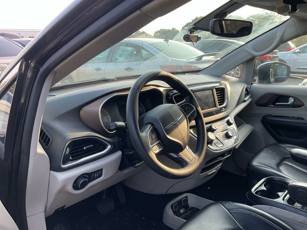 2020 Chrysler Voyager Image 3