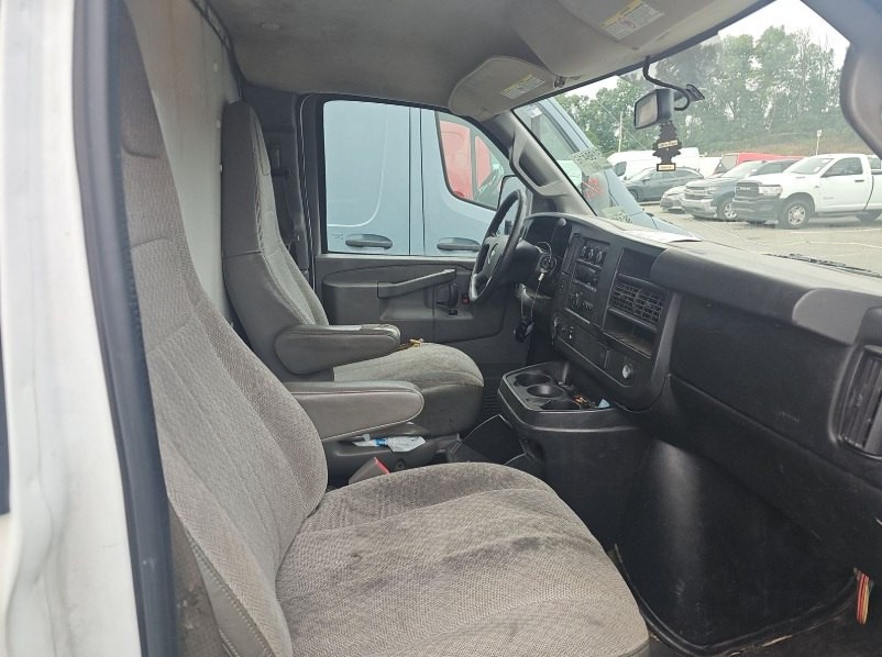 2017 Chevrolet Express Image 3