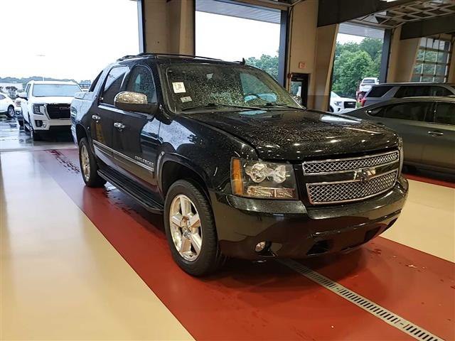 2013 Chevrolet Avalanche Image 2