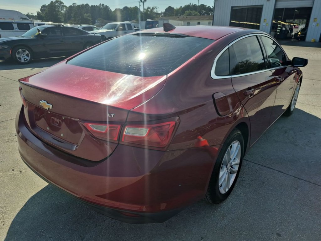 2017 Chevrolet Malibu Image 2