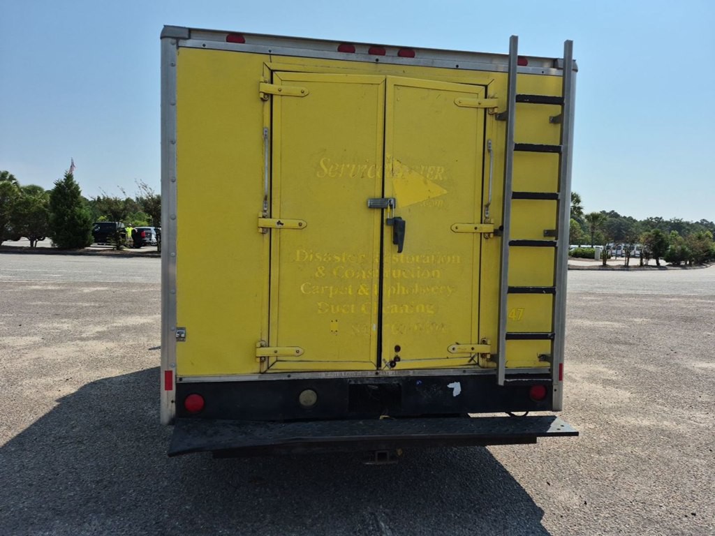 2005 GMC Savana Image 2