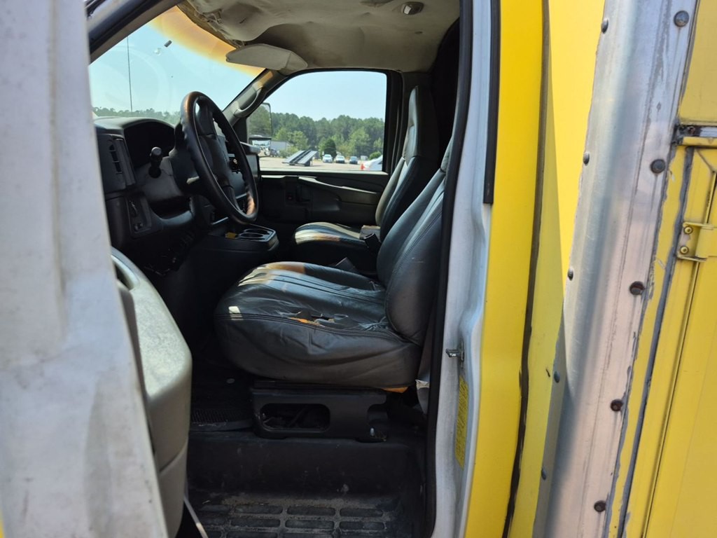 2005 GMC Savana Image 3