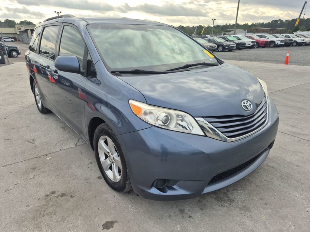 2017 Toyota Sienna Image 1