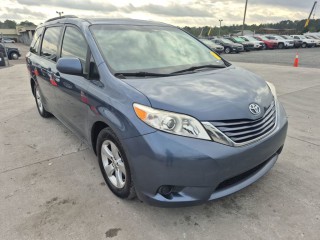 Image for 2017 Toyota Sienna LE ID: 7118004