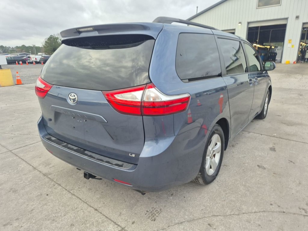 2017 Toyota Sienna Image 2