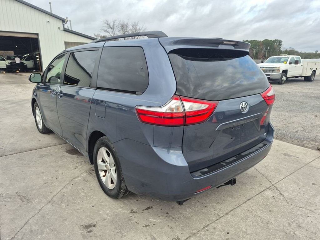 2017 Toyota Sienna Image 3