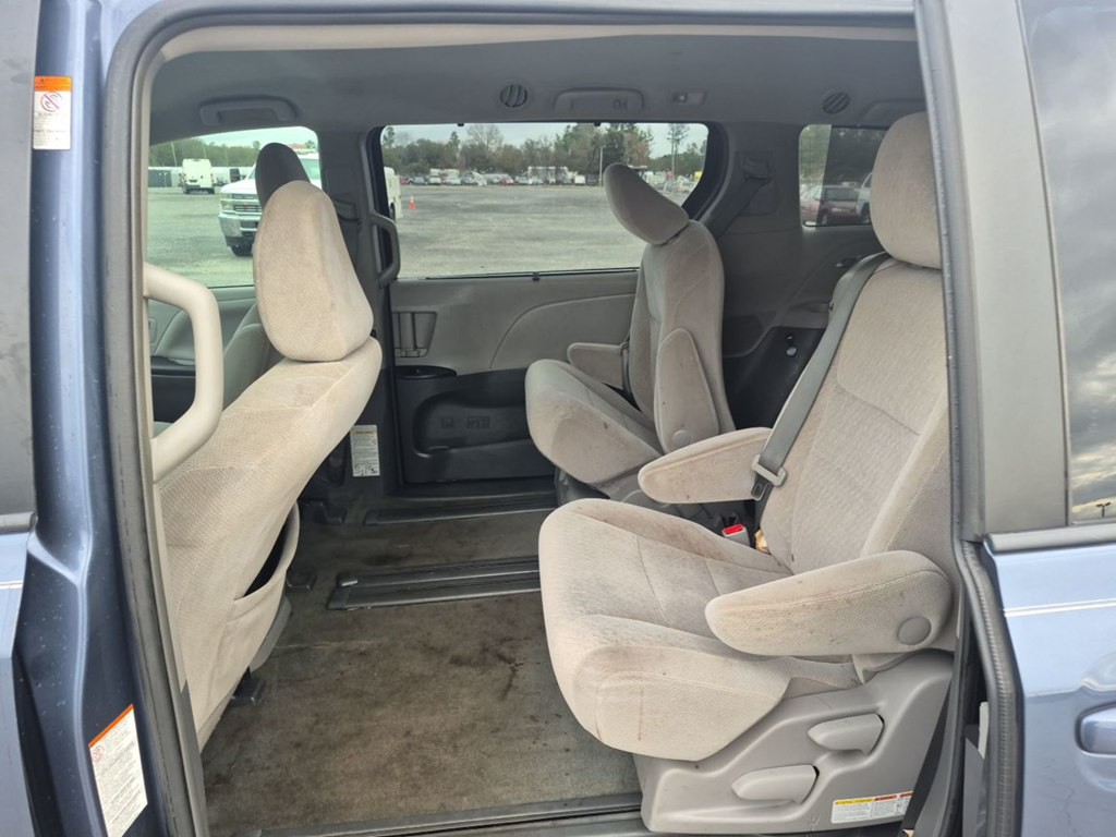 2017 Toyota Sienna Image 5